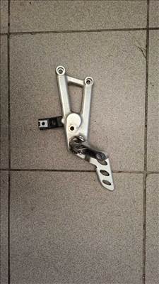 Derbi GPR 125 2011 lábtartó konzol bal 