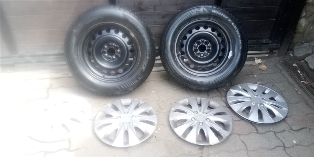  5x98 lyukosztású 15" használt lemezfelni, rajta 205/65 téli gumi gumi jumpy expert scudo dobló 1. kép