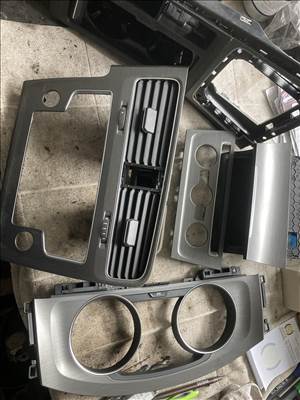 Volkswagen Golf VII Rádió km óra keret hamutál műszerfal betét 