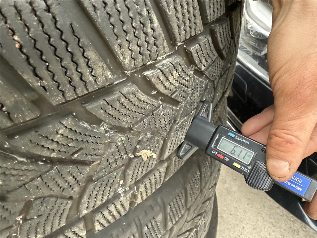  235/6018" használt Dunlop téli gumi gumi 5. kép