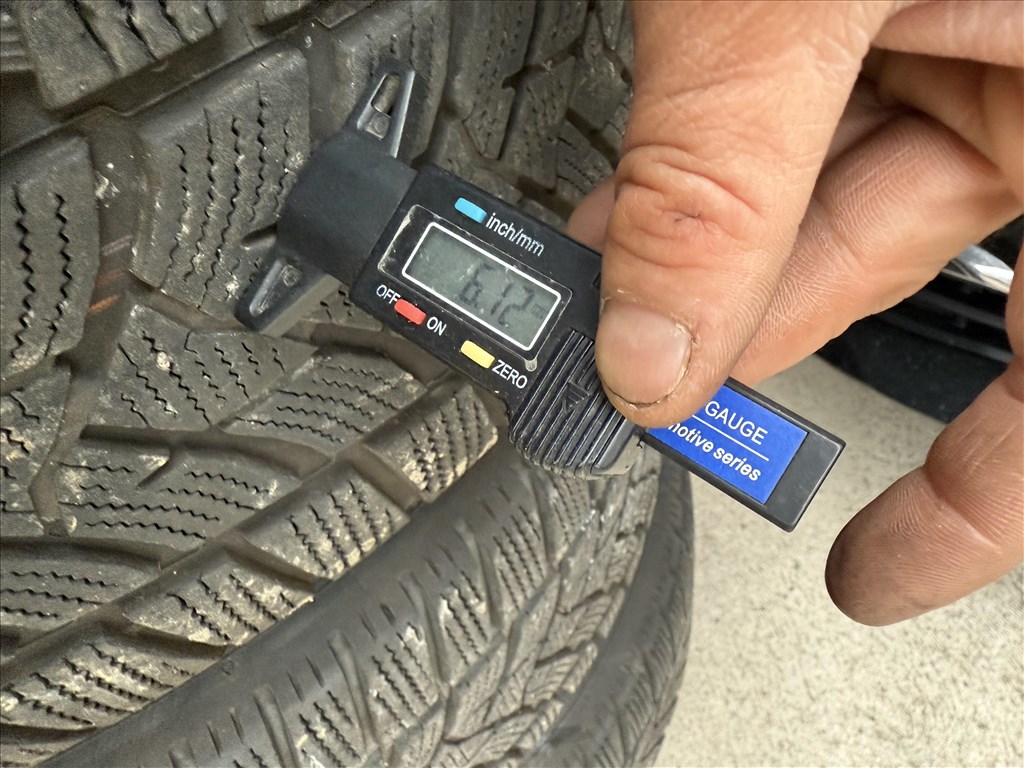  235/6018" használt Dunlop téli gumi gumi 6. kép