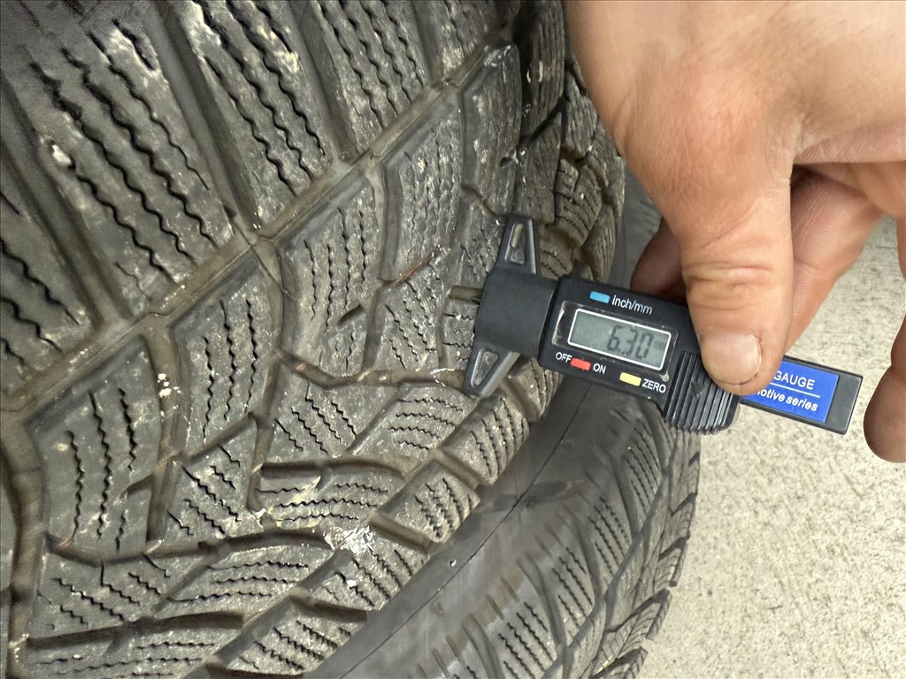  235/6018" használt Dunlop téli gumi gumi 7. kép