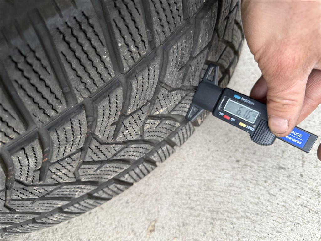  235/6018" használt Dunlop téli gumi gumi 8. kép