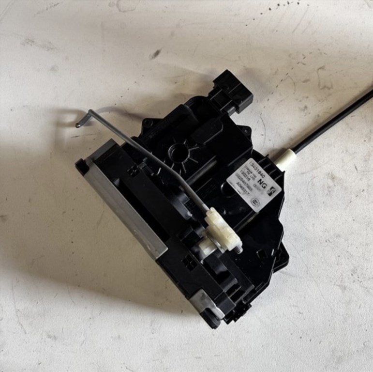 Opel Corsa E jobb első ajtózár 13431840 1. kép