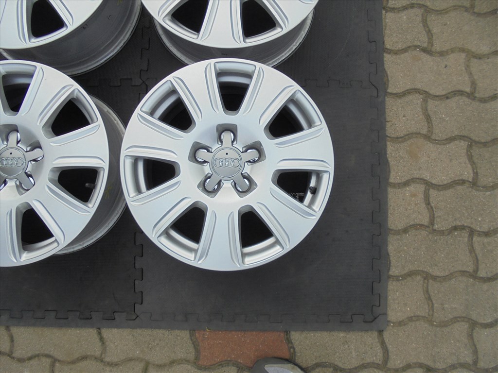 16-os Audi újszerű gyári alufelni eladó 5. kép