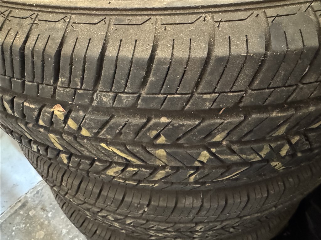  255/7018" használt Bridgestone négyévszakos gumi gumi 2. kép