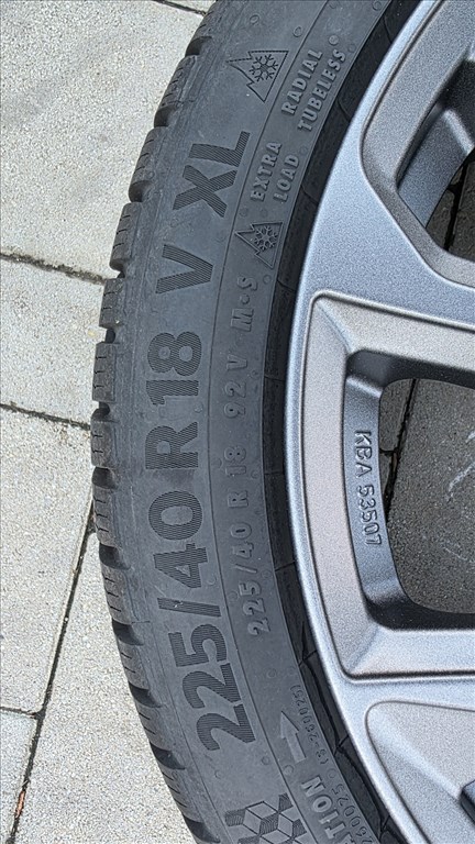  5x114.3 lyukosztású 18" újszerű Dezent alufelni, rajta 225/40 használt Continental téli gumi gumi  8. kép