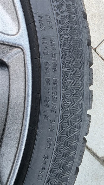  5x114.3 lyukosztású 18" újszerű Dezent alufelni, rajta 225/40 használt Continental téli gumi gumi  9. kép