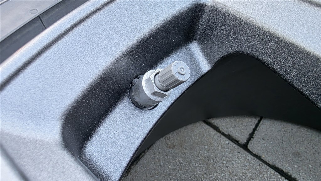  5x114.3 lyukosztású 18" újszerű Dezent alufelni, rajta 225/40 használt Continental téli gumi gumi  7. kép