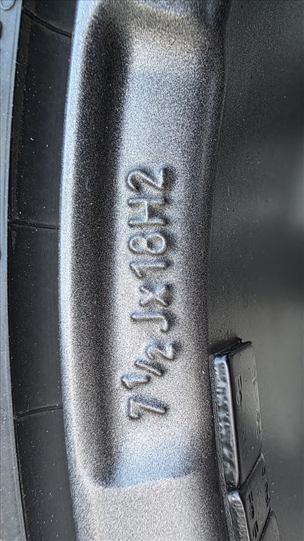  5x114.3 lyukosztású 18" újszerű Dezent alufelni, rajta 225/40 használt Continental téli gumi gumi  4. kép