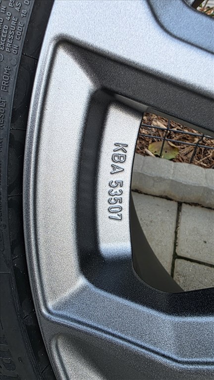  5x114.3 lyukosztású 18" újszerű Dezent alufelni, rajta 225/40 használt Continental téli gumi gumi  6. kép