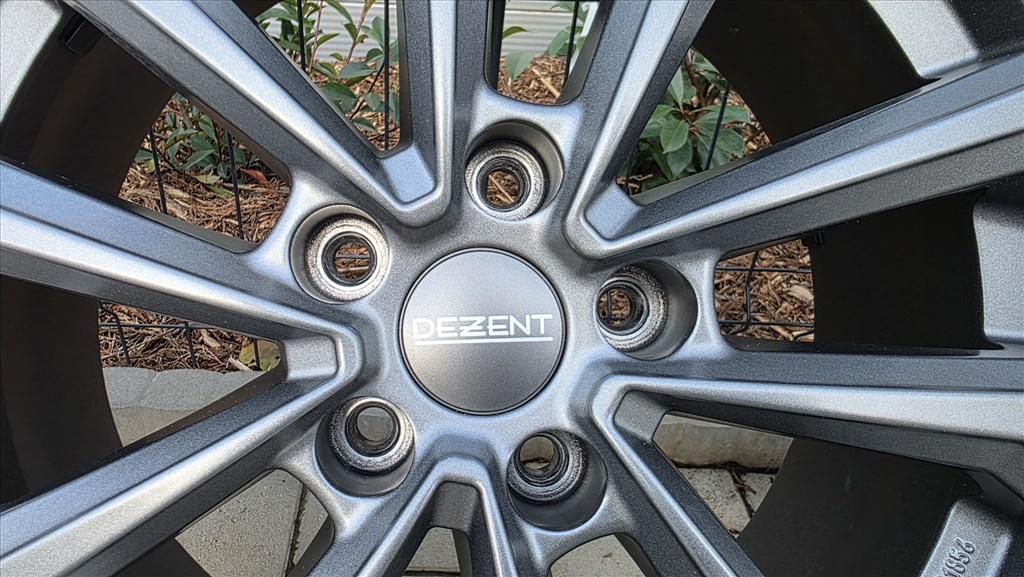  5x114.3 lyukosztású 18" újszerű Dezent alufelni, rajta 225/40 használt Continental téli gumi gumi  3. kép