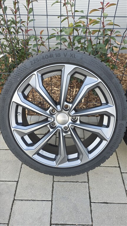  5x114.3 lyukosztású 18" újszerű Dezent alufelni, rajta 225/40 használt Continental téli gumi gumi  2. kép
