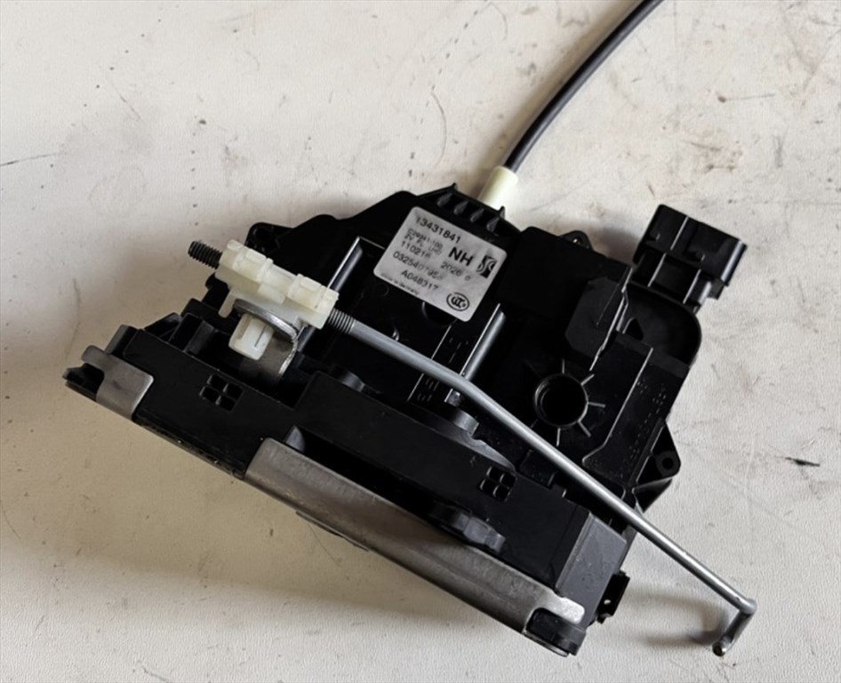 Opel Corsa E Bal első ajtózár NH 13431841 1. kép