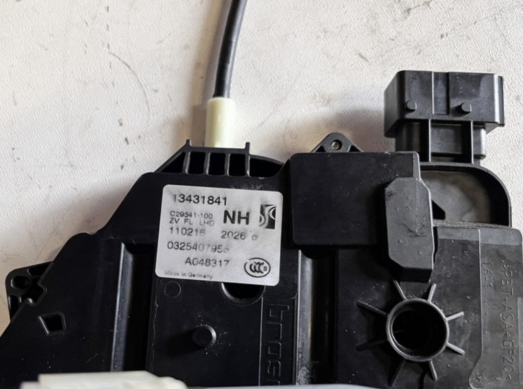 Opel Corsa E Bal első ajtózár NH 13431841 2. kép