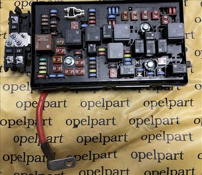 Opel Insignia motortéri biztosíték, relé tábla