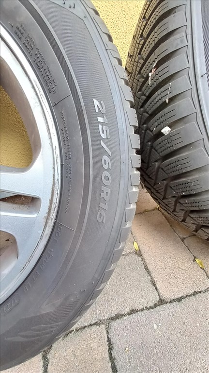  5x114.3 lyukosztású 16"  gyári alufelni, rajta 215/60 újszerű Laufenn téli gumi  2. kép