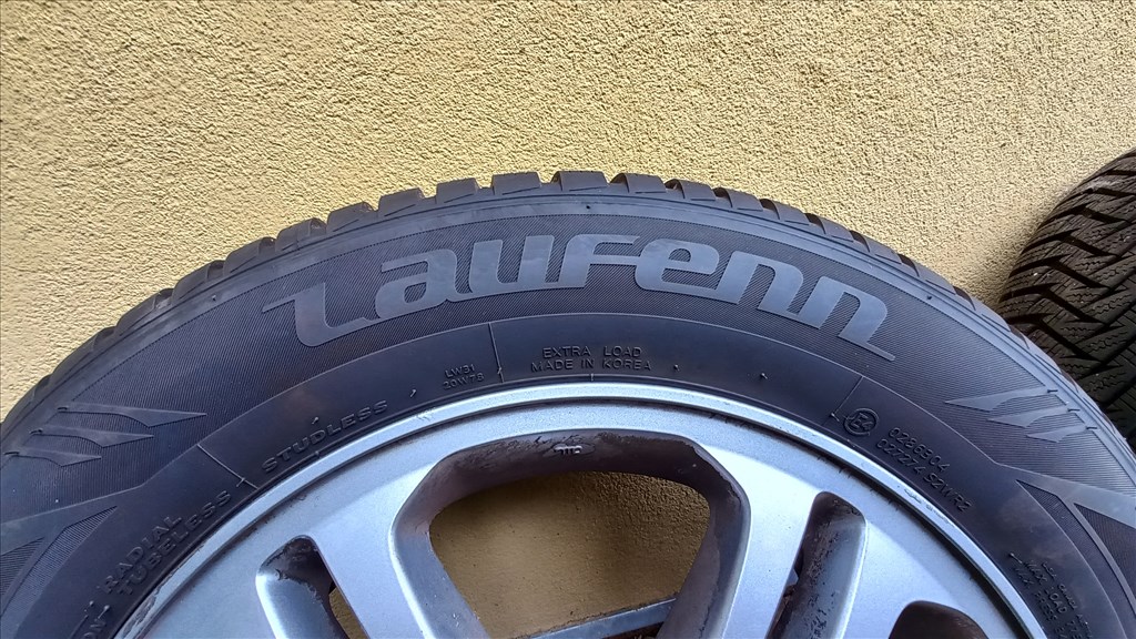  5x114.3 lyukosztású 16"  gyári alufelni, rajta 215/60 újszerű Laufenn téli gumi  3. kép