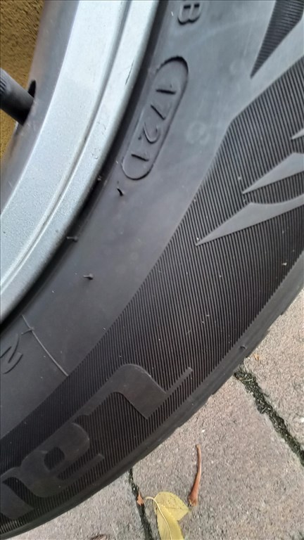  5x114.3 lyukosztású 16"  gyári alufelni, rajta 215/60 újszerű Laufenn téli gumi  5. kép