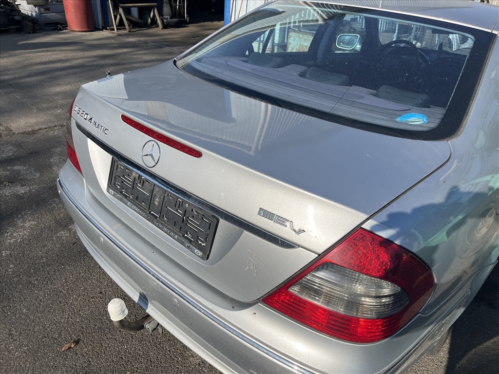 Mercedes E-osztály W211 Csomagtér ajtó w211 w211530 1. kép