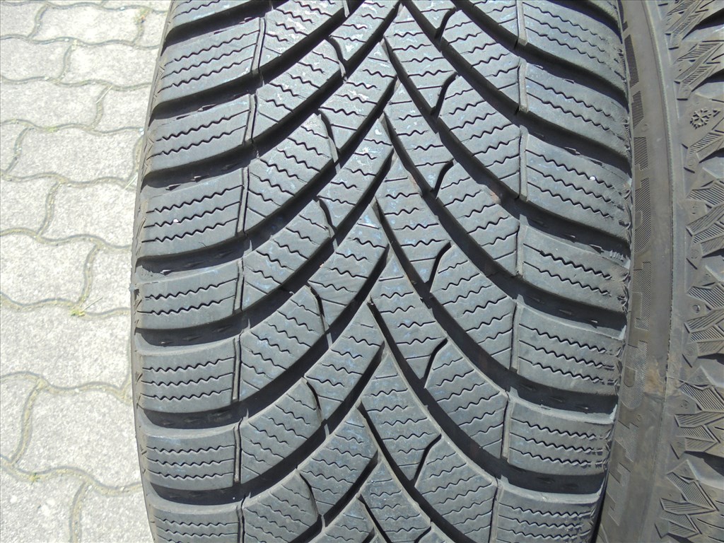 16-os Vw Lemezfelni ( 205/55-ös téli gumival ) eladó 8. kép