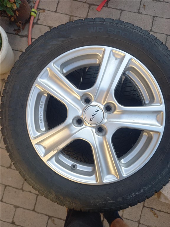  15" újszerű (gyári felni) alufelni, rajta 175/65 újszerű Nokian téli gumi gumi  6. kép