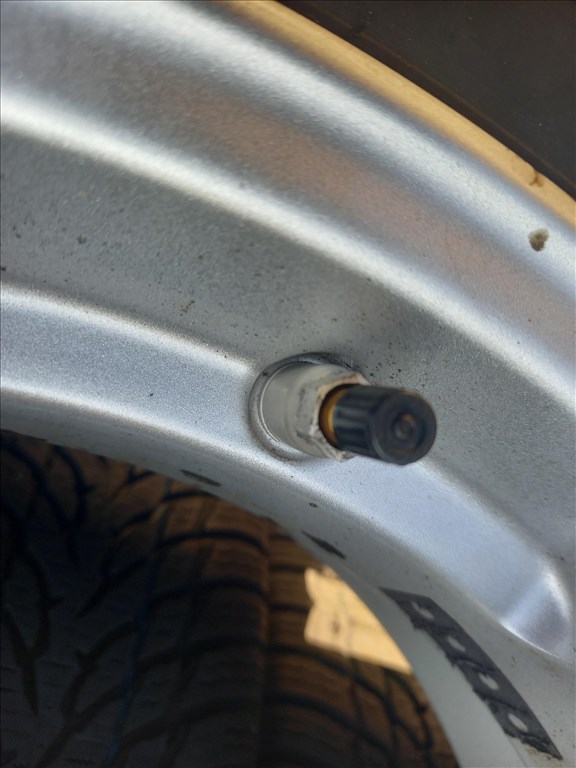  15" újszerű (gyári felni) alufelni, rajta 175/65 újszerű Nokian téli gumi gumi  7. kép