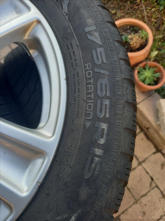  15" újszerű (gyári felni) alufelni, rajta 175/65 újszerű Nokian téli gumi gumi  8. kép