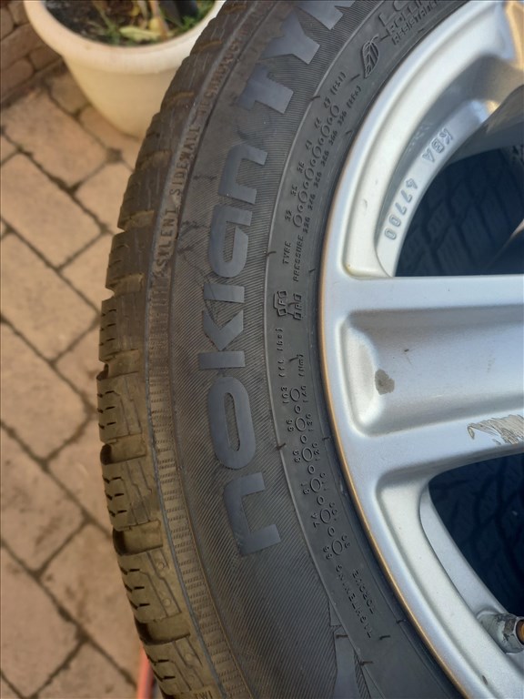  15" újszerű (gyári felni) alufelni, rajta 175/65 újszerű Nokian téli gumi gumi  9. kép
