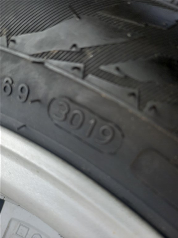  15" újszerű (gyári felni) alufelni, rajta 175/65 újszerű Nokian téli gumi gumi  11. kép