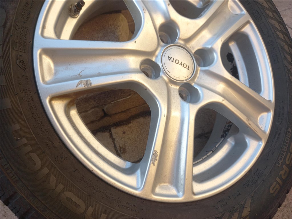  15" újszerű (gyári felni) alufelni, rajta 175/65 újszerű Nokian téli gumi gumi  12. kép