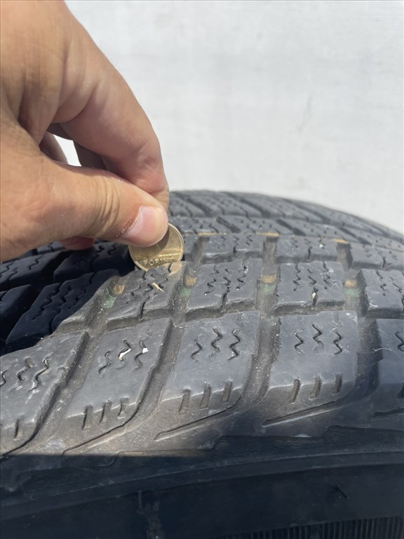 Kia Sportage  5x114.3 ET40 IUD Olasz alufelni, rajta 215/70R16  Nexen téli gumik 4. kép