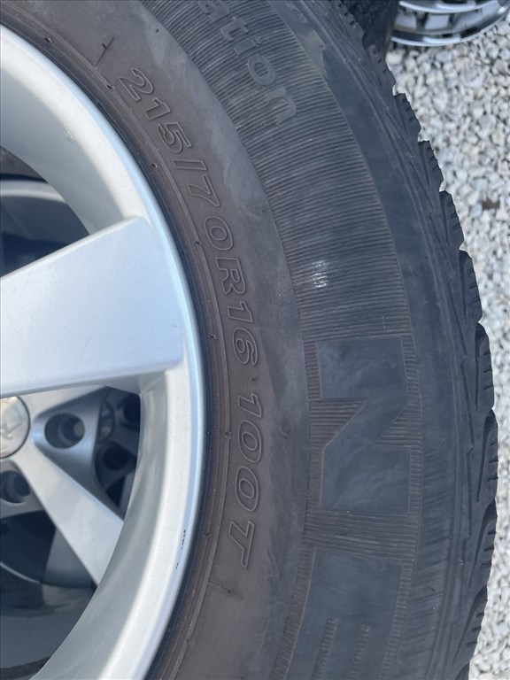 Kia Sportage  5x114.3 ET40 IUD Olasz alufelni, rajta 215/70R16  Nexen téli gumik 6. kép