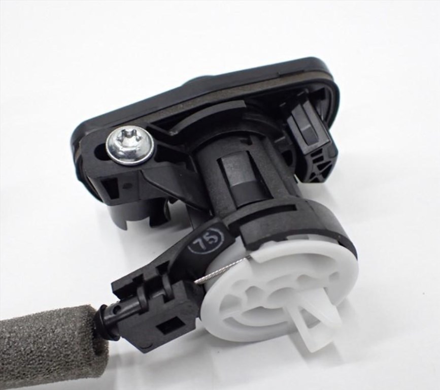 Mercedes C-osztály W204 csomagtér ajtózár A2047500185 2. kép