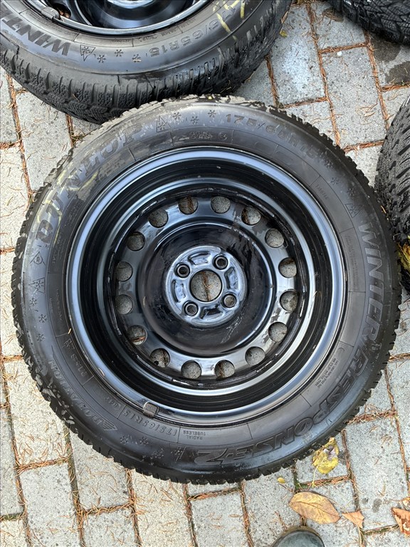  15" újszerű alufelni, rajta 175/65 használt Dunlop téli gumi gumi  3. kép