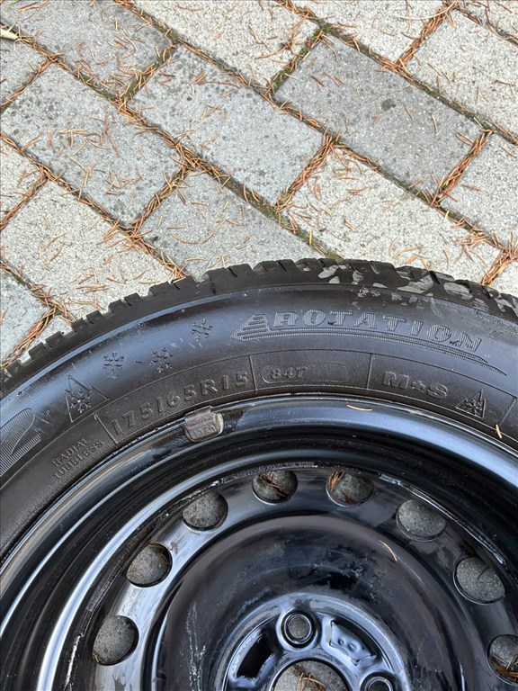  15" újszerű alufelni, rajta 175/65 használt Dunlop téli gumi gumi  4. kép