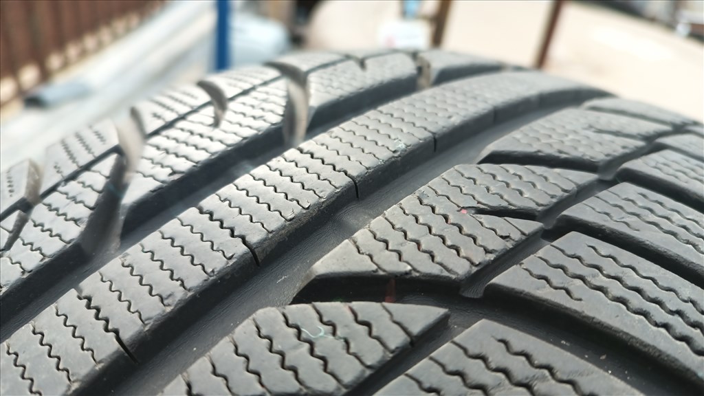 4db 215/65 R16 98H használt Toyo Tires Snowprox S943 téli gumi. 4. kép