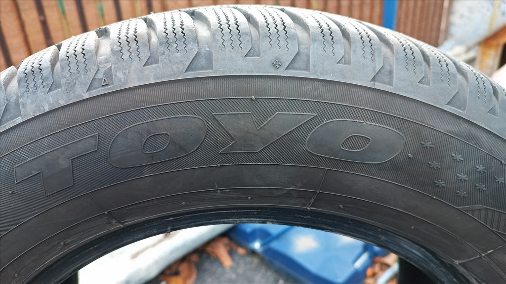 4db 215/65 R16 98H használt Toyo Tires Snowprox S943 téli gumi. 6. kép