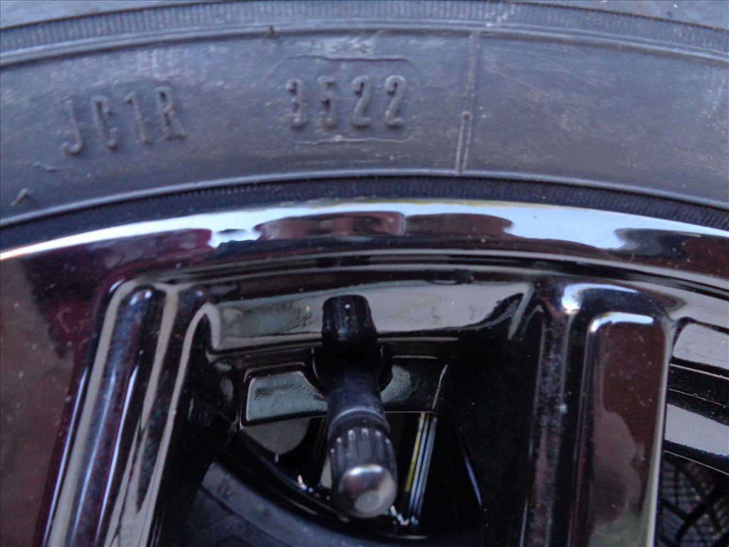 Új goodyear 195/60R18-as téli gumi 2022-es gyártású eladó. 3. kép