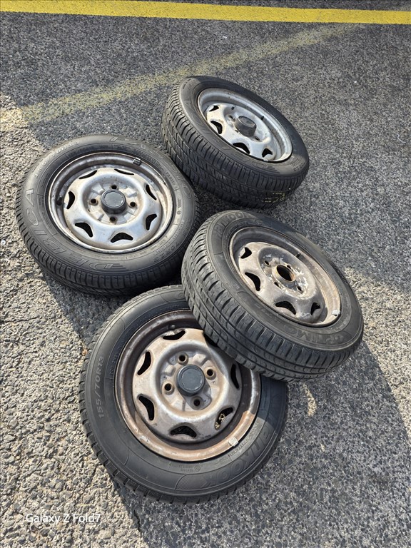 Suzuki Swift 155/70 R13 lemezfelni - nyári gumikkal.  3. kép