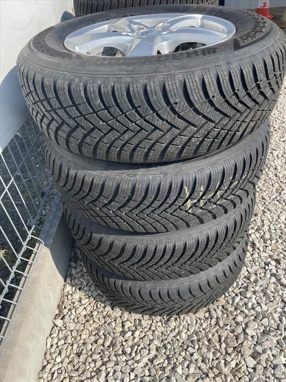  Kia Sorento  5x114.3 16"  (gyári alufelni)  215/70 DOT23/24 Hankook 7mm 2. kép