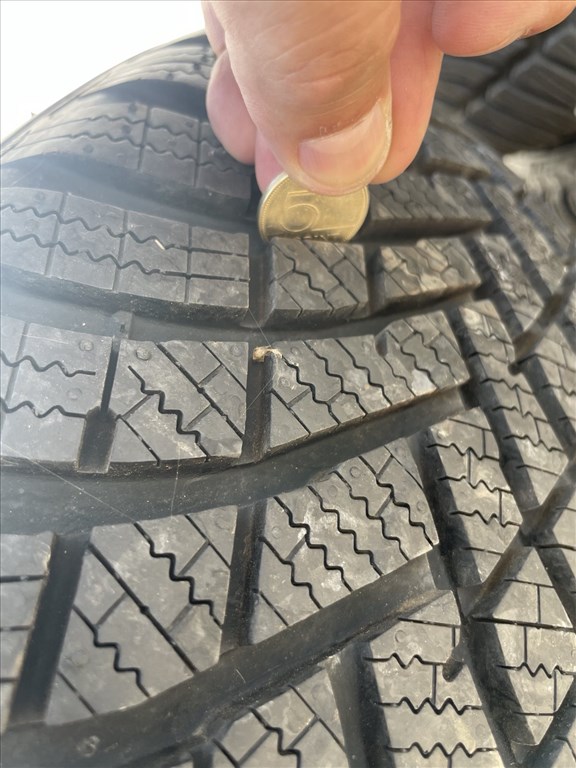  Kia Sorento  5x114.3 16"  (gyári alufelni)  215/70 DOT23/24 Hankook 7mm 3. kép