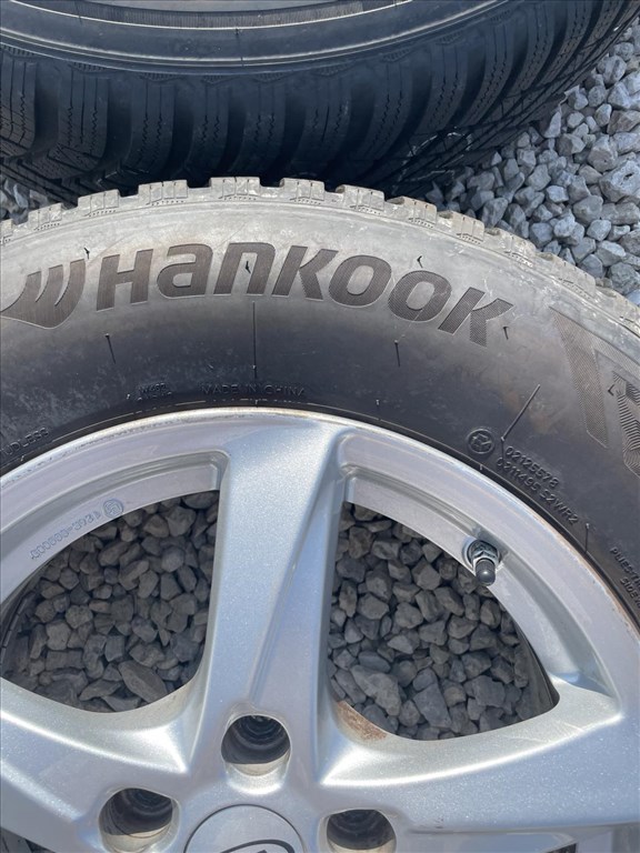  Kia Sorento  5x114.3 16"  (gyári alufelni)  215/70 DOT23/24 Hankook 7mm 5. kép