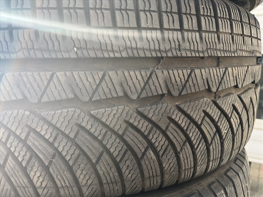 235/4519" használt Pirelli téli gumi  1. kép