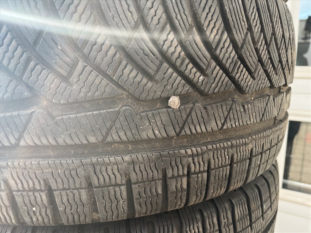 235/4519" használt Pirelli téli gumi  3. kép