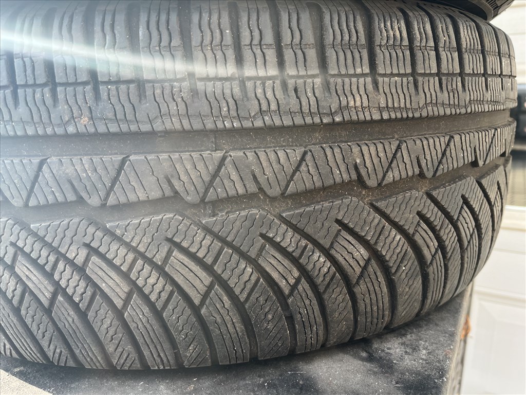  235/4519" használt Pirelli téli gumi  4. kép