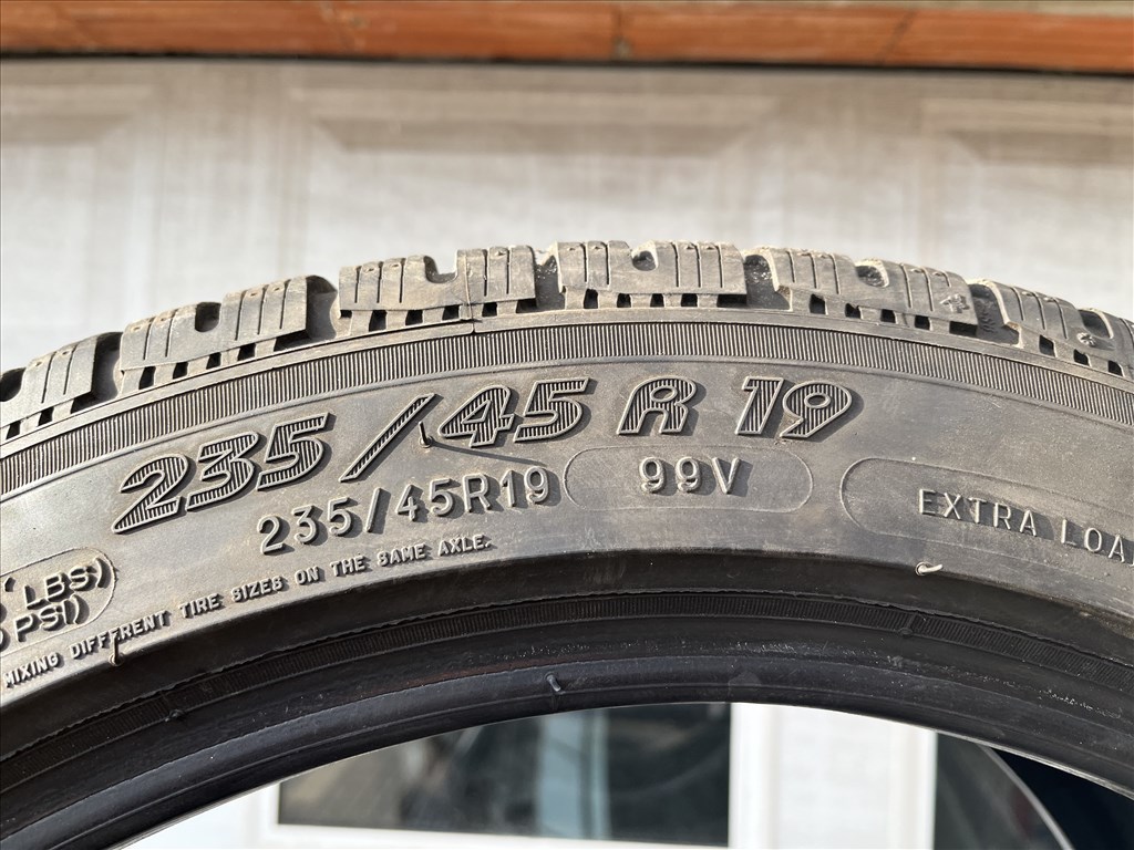  235/4519" használt Pirelli téli gumi  5. kép