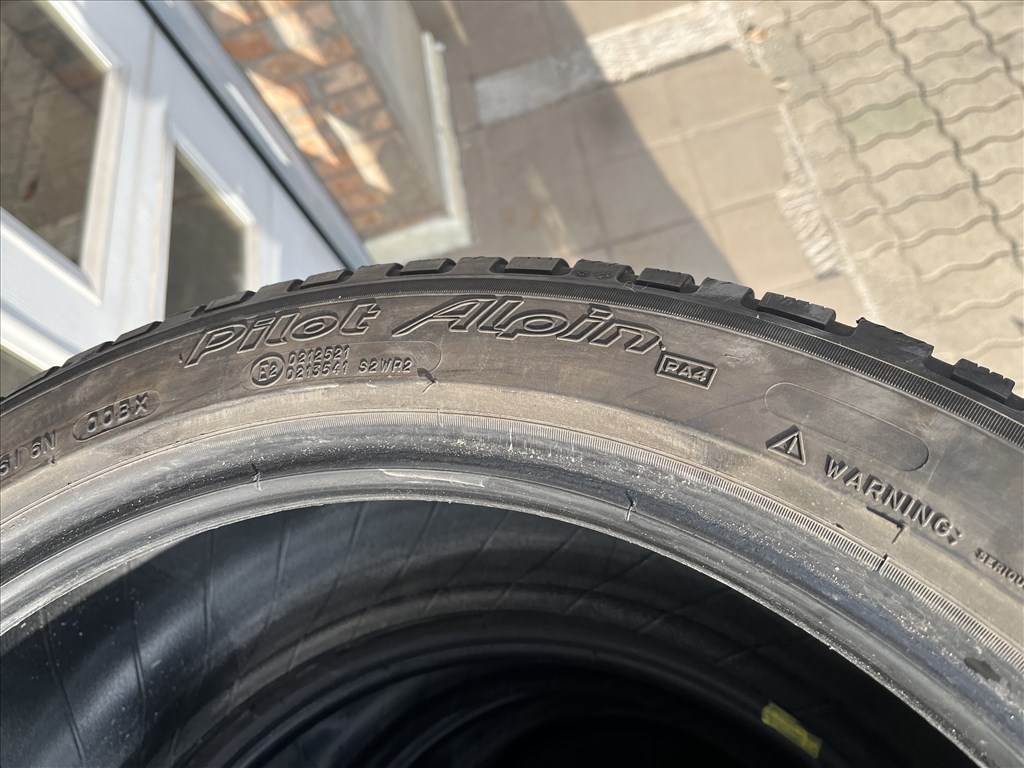  235/4519" használt Pirelli téli gumi  7. kép