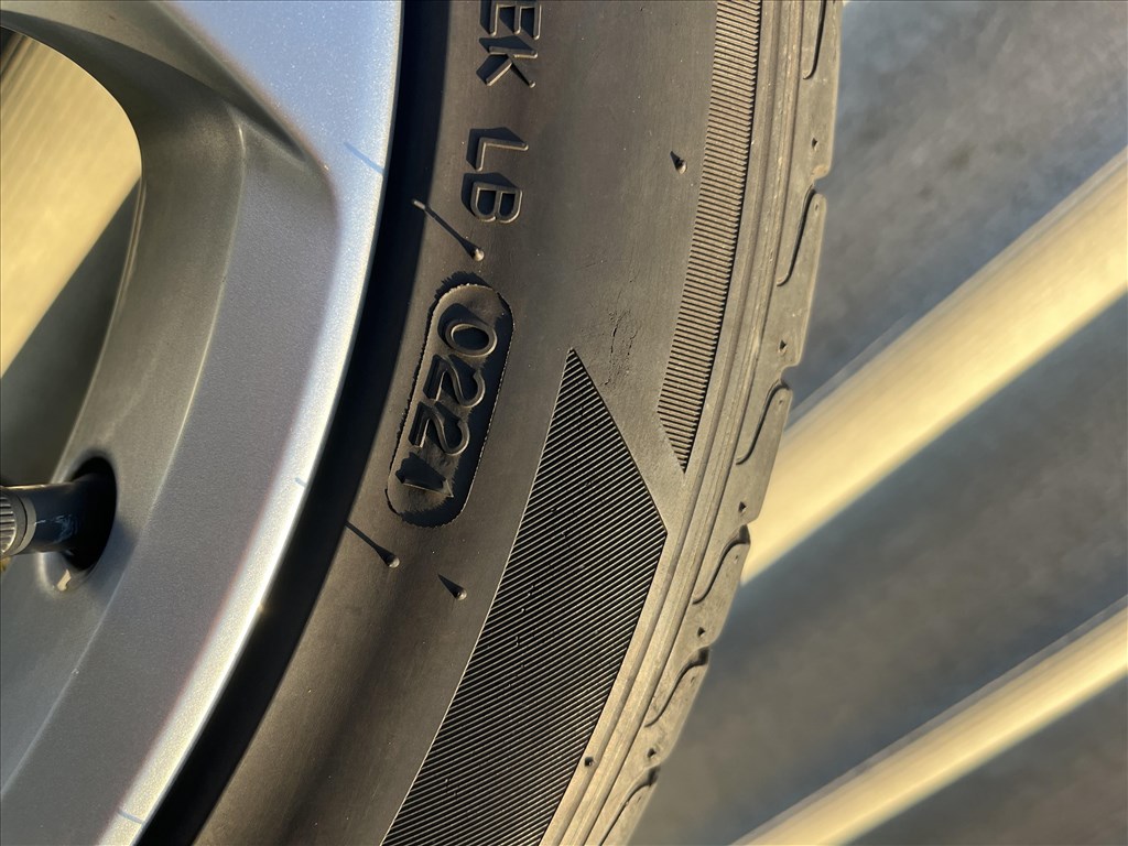  5x112 lyukosztású 17" újszerű alufelni, rajta 225/45 használt Laufenn nyári gumi gumi  2. kép