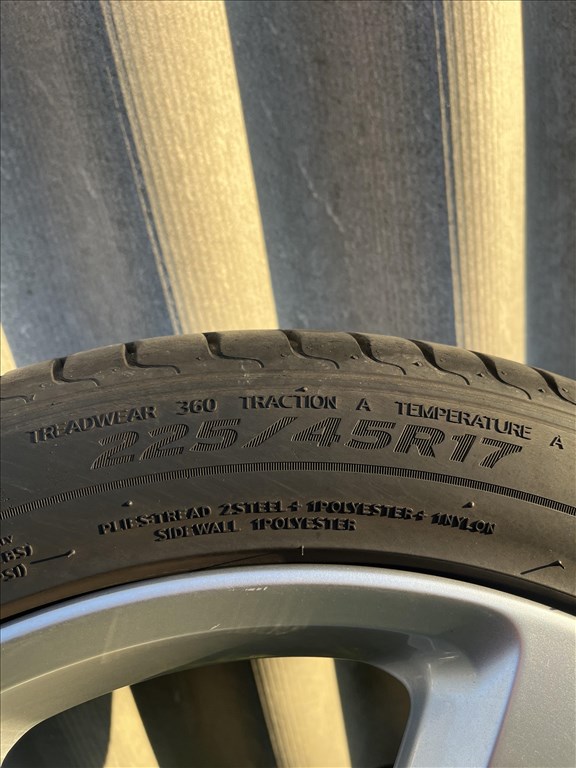  5x112 lyukosztású 17" újszerű alufelni, rajta 225/45 használt Laufenn nyári gumi gumi  3. kép